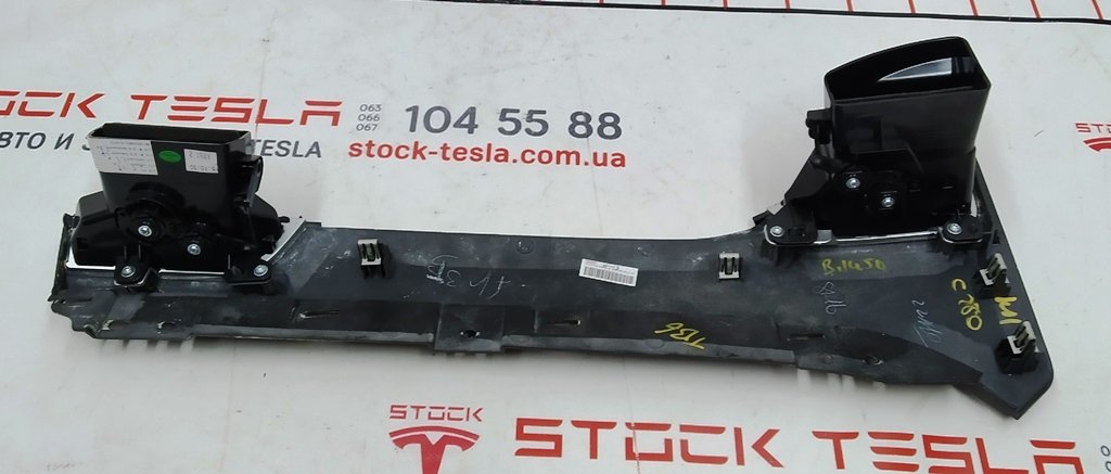 23 乘客中心面板装饰件 PIANO BLACK MATA 已组装（有划痕） Tesla model S、model S REST 1045969-03-B